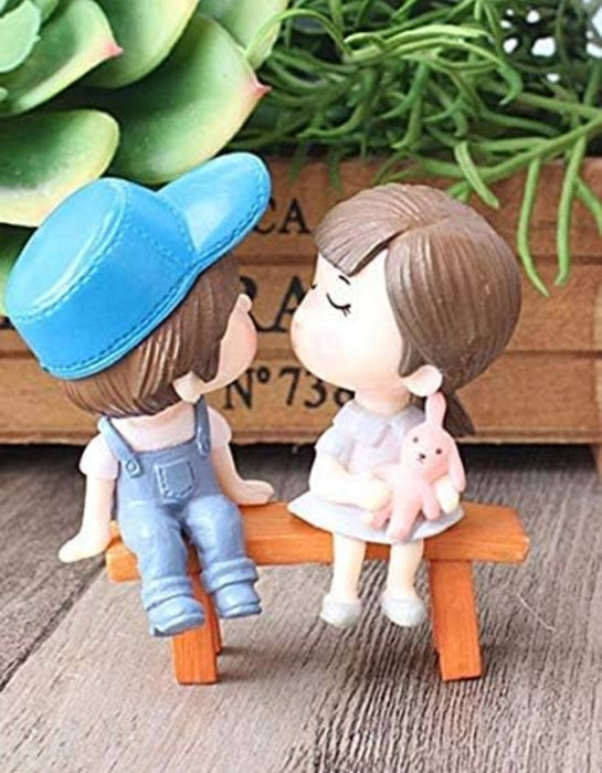 Kissing Couple on Bench Resin Showpiece Couple Miniatures